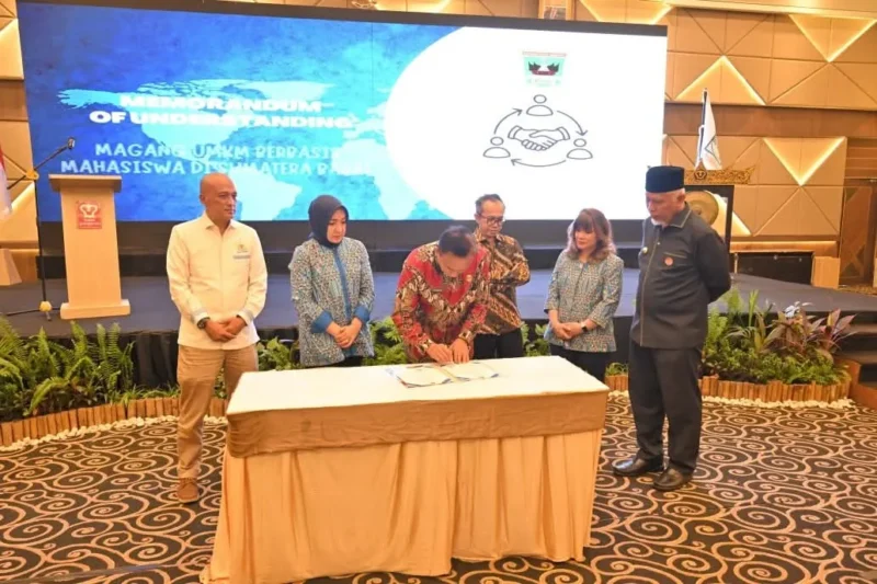 Gubernur Mahyeldi menyaksikan penandatanganan kerja sama program Apindo UMKM Merdeka. (Foto: ADPSB)