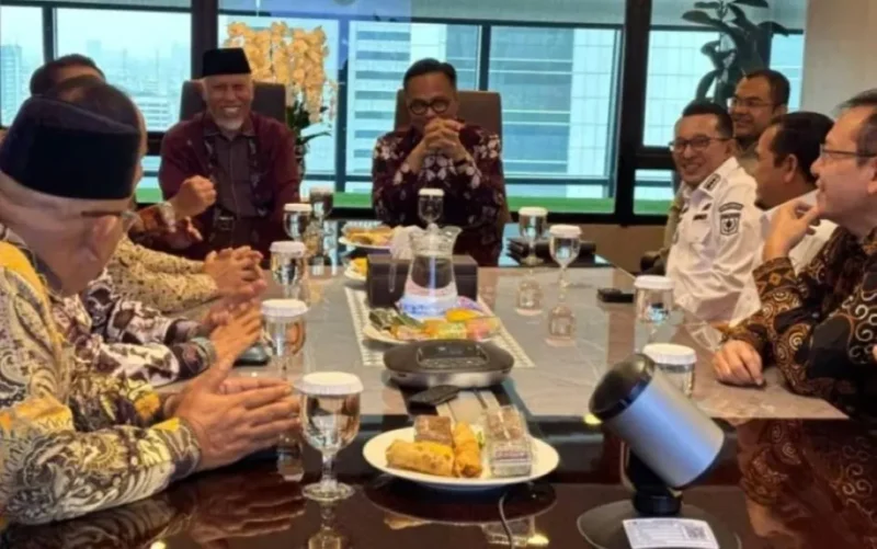 Bupati Tanah Datar Eka Putra mengikuti rapat koordinasi antara pemerintah daerah dan BP BUMN di Kantor BP BUMN, Jakarta Pusat, Rabu (15/4/2026). (Foto: Prokopim Tanah Datar)