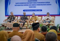 Bupati Tanah Datar Eka Putra saat Rapat Koordinasi dan Rapat Kerja Pemerintah Kabupaten Tanah Datar Tahun 2026 di Aula Kantor Bupati, Selasa (21/4/2026). (Foto: Prokopim Tanah Datar)
