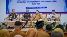 Bupati Tanah Datar Eka Putra saat Rapat Koordinasi dan Rapat Kerja Pemerintah Kabupaten Tanah Datar Tahun 2026 di Aula Kantor Bupati, Selasa (21/4/2026). (Foto: Prokopim Tanah Datar)