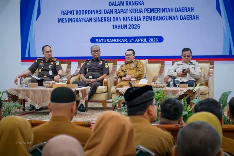 Bupati Tanah Datar Eka Putra saat Rapat Koordinasi dan Rapat Kerja Pemerintah Kabupaten Tanah Datar Tahun 2026 di Aula Kantor Bupati, Selasa (21/4/2026). (Foto: Prokopim Tanah Datar)