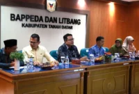 Wakil Bupati Tanah Datar Ahmad Fadly memimpin rapat koordinasi penanggulangan kemiskinan tahun 2026 di aula Bappeda dan Litbang, Kamis (9/4/2026). (Foto: Diskominfo Tanah Datar)