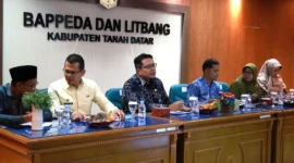 Wakil Bupati Tanah Datar Ahmad Fadly memimpin rapat koordinasi penanggulangan kemiskinan tahun 2026 di aula Bappeda dan Litbang, Kamis (9/4/2026). (Foto: Diskominfo Tanah Datar)