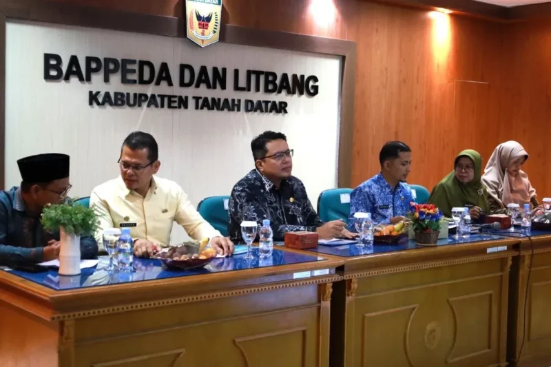 Wakil Bupati Tanah Datar Ahmad Fadly memimpin rapat koordinasi penanggulangan kemiskinan tahun 2026 di aula Bappeda dan Litbang, Kamis (9/4/2026). (Foto: Diskominfo Tanah Datar)