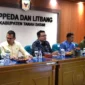 Wakil Bupati Tanah Datar Ahmad Fadly memimpin rapat koordinasi penanggulangan kemiskinan tahun 2026 di aula Bappeda dan Litbang, Kamis (9/4/2026). (Foto: Diskominfo Tanah Datar)