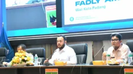 Wali Kota Padang, Fadly Amran menjadi narasumber dalam Sosialisasi dan Rakor Penguatan Smart City di Aula Kantor Gubernur Sumbar, Rabu (29/4/2026). (Foto: Prokopim Padang)