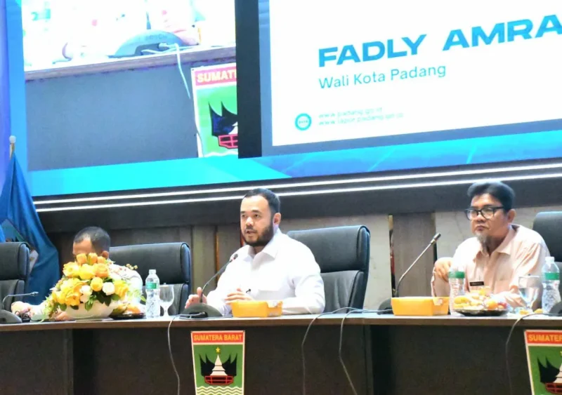 Wali Kota Padang, Fadly Amran menjadi narasumber dalam Sosialisasi dan Rakor Penguatan Smart City di Aula Kantor Gubernur Sumbar, Rabu (29/4/2026). (Foto: Prokopim Padang)
