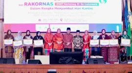 Menteri Agama Nasaruddin Umar bersama pengurus DWP Kemenag saat Halalbihalal dan Rakornas DWP Kemenag di UIN Syarif Hidayatullah Jakarta, Rabu (15/4/2026). (Foto: Kemenag)