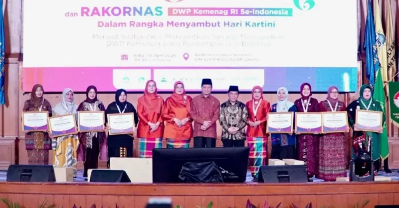 Menteri Agama Nasaruddin Umar bersama pengurus DWP Kemenag saat Halalbihalal dan Rakornas DWP Kemenag di UIN Syarif Hidayatullah Jakarta, Rabu (15/4/2026). (Foto: Kemenag)