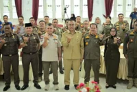 Sekretaris Daerah Provinsi Sumbar, Arry Yuswandi saat Rapat Forum Organisasi Perangkat Daerah Satuan Polisi Pamong Praja dan Pemadam Kebakaran se-Sumbar, Selasa (21/4/2026). (Foto: ADPSB)