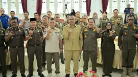 Sekretaris Daerah Provinsi Sumbar, Arry Yuswandi saat Rapat Forum Organisasi Perangkat Daerah Satuan Polisi Pamong Praja dan Pemadam Kebakaran se-Sumbar, Selasa (21/4/2026). (Foto: ADPSB)
