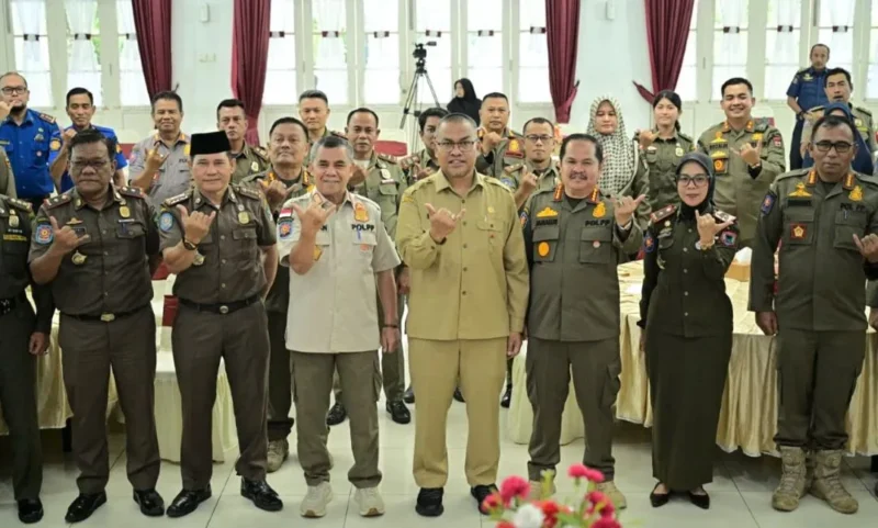 Sekretaris Daerah Provinsi Sumbar, Arry Yuswandi saat Rapat Forum Organisasi Perangkat Daerah Satuan Polisi Pamong Praja dan Pemadam Kebakaran se-Sumbar, Selasa (21/4/2026). (Foto: ADPSB)