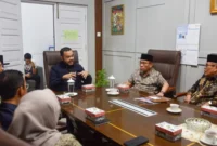 Wali Kota Padang Fadly Amran bersama Wakil Wali Kota Maigus Nasir saat rapat Revisi Kurikulum MDTA/TQA di Aula Kantor Disdikbud Padang, Kamis (30/4/2026). (Foto: Prokopim Padang)