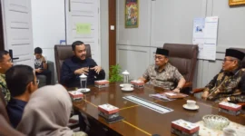 Wali Kota Padang Fadly Amran bersama Wakil Wali Kota Maigus Nasir saat rapat Revisi Kurikulum MDTA/TQA di Aula Kantor Disdikbud Padang, Kamis (30/4/2026). (Foto: Prokopim Padang)