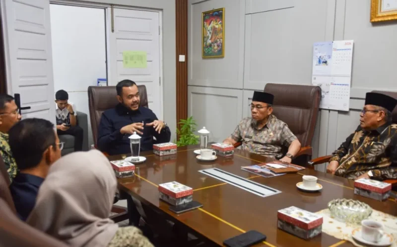 Wali Kota Padang Fadly Amran bersama Wakil Wali Kota Maigus Nasir saat rapat Revisi Kurikulum MDTA/TQA di Aula Kantor Disdikbud Padang, Kamis (30/4/2026). (Foto: Prokopim Padang)