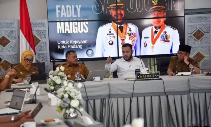 Wali Kota Padang Fadly Amran bersama Wakil Wali Kota Padang Maigus Nasir memimpin rapat bersama TAPD Kota Padang, di Palanta Rumah Dinas Wali Kota Padang, Selasa (14/4). (Foto: Prokopim Padang)