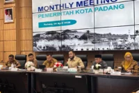 Wali Kota Padang, Fadly Amran memberikan arahan saat rapat bulanan di Balai Kota, Senin (6/4/2026). (Foto: Diskominfo Padang)