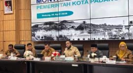 Wali Kota Padang, Fadly Amran memberikan arahan saat rapat bulanan di Balai Kota, Senin (6/4/2026). (Foto: Diskominfo Padang)