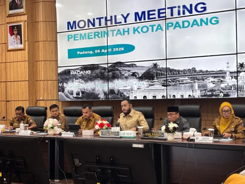 Wali Kota Padang, Fadly Amran memberikan arahan saat rapat bulanan di Balai Kota, Senin (6/4/2026). (Foto: Diskominfo Padang)