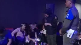 Petugas Satpol PP Padang memeriksa identitas pengunjung di salah satu tempat hiburan malam pada Sabtu dini hari (25/4/2026). (Foto: Humas Satpol PP Padang)
