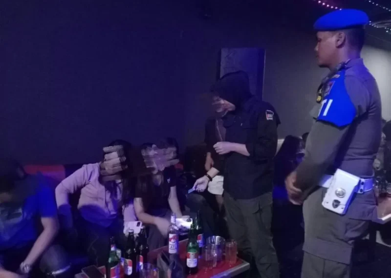 Petugas Satpol PP Padang memeriksa identitas pengunjung di salah satu tempat hiburan malam pada Sabtu dini hari (25/4/2026). (Foto: Humas Satpol PP Padang)
