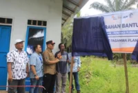Sekretaris Daerah Pasbar, Doddy San Ismail meresmikan bantuan bedah rumah program CSR oleh PT BPP di Silawai Timur, Kecamatan Sungai Beremas, Jumat (24/4). (Foto: Diskominfo Pasbar)
