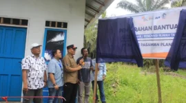 Sekretaris Daerah Pasbar, Doddy San Ismail meresmikan bantuan bedah rumah program CSR oleh PT BPP di Silawai Timur, Kecamatan Sungai Beremas, Jumat (24/4). (Foto: Diskominfo Pasbar)