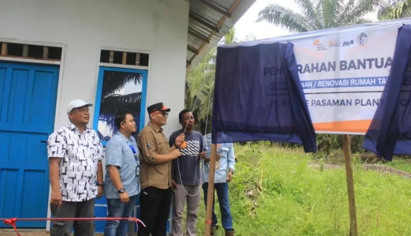 Sekretaris Daerah Pasbar, Doddy San Ismail meresmikan bantuan bedah rumah program CSR oleh PT BPP di Silawai Timur, Kecamatan Sungai Beremas, Jumat (24/4). (Foto: Diskominfo Pasbar)