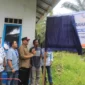 Sekretaris Daerah Pasbar, Doddy San Ismail meresmikan bantuan bedah rumah program CSR oleh PT BPP di Silawai Timur, Kecamatan Sungai Beremas, Jumat (24/4). (Foto: Diskominfo Pasbar)