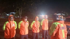 Tim SAR diterjunkan ke lokasi kejadian untuk mencari korban terseret arus sungai di Nagari Alahan Mati, Pasaman, Selasa (14/4/2026). (Foto: Kantor SAR Kelas A Padang)