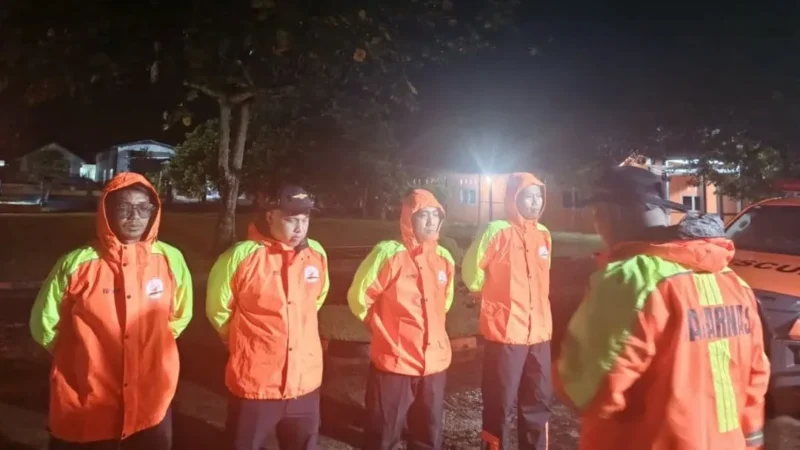 Tim SAR diterjunkan ke lokasi kejadian untuk mencari korban terseret arus sungai di Nagari Alahan Mati, Pasaman, Selasa (14/4/2026). (Foto: Kantor SAR Kelas A Padang)