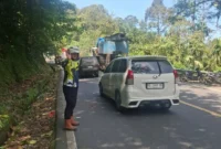 Polisi mengatur arus lalu lintas di kawasan Lembah Anai, Kamis (30/4/2026). (Foto: Satlantas Polres Padangpanjang)