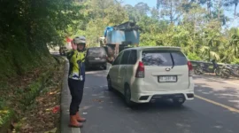 Polisi mengatur arus lalu lintas di kawasan Lembah Anai, Kamis (30/4/2026). (Foto: Satlantas Polres Padangpanjang)