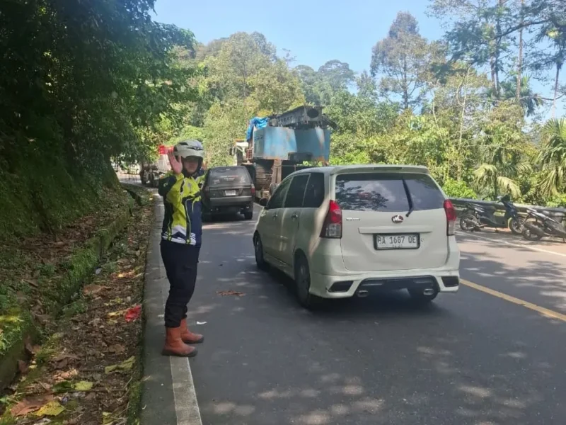 Polisi mengatur arus lalu lintas di kawasan Lembah Anai, Kamis (30/4/2026). (Foto: Satlantas Polres Padangpanjang)