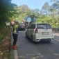 Polisi mengatur arus lalu lintas di kawasan Lembah Anai, Kamis (30/4/2026). (Foto: Satlantas Polres Padangpanjang)
