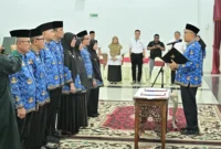 Sekdaprov Sumbar, Arry Yuswandi melantik delapan pejabat administrator di lingkungan Pemerintah Provinsi Sumbar di Auditorium Gubernuran, Rabu (22/4/2026). (Foto: ADPSB)