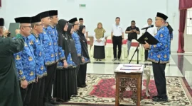 Sekdaprov Sumbar, Arry Yuswandi melantik delapan pejabat administrator di lingkungan Pemerintah Provinsi Sumbar di Auditorium Gubernuran, Rabu (22/4/2026). (Foto: ADPSB)