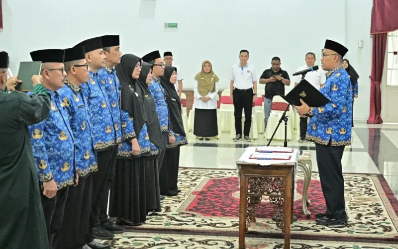 Sekdaprov Sumbar, Arry Yuswandi melantik delapan pejabat administrator di lingkungan Pemerintah Provinsi Sumbar di Auditorium Gubernuran, Rabu (22/4/2026). (Foto: ADPSB)