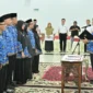 Sekdaprov Sumbar, Arry Yuswandi melantik delapan pejabat administrator di lingkungan Pemerintah Provinsi Sumbar di Auditorium Gubernuran, Rabu (22/4/2026). (Foto: ADPSB)