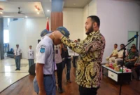 Wali Kota Padang Fadly Amran memasangkan kokarde peserta Calon Paskibraka Tingkat Kota Padang di Gedung Bagindo Aziz Chan Youth Center, Sabtu (4/4/2026). (Foto: Prokopim Padang)