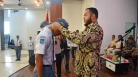 Wali Kota Padang Fadly Amran memasangkan kokarde peserta Calon Paskibraka Tingkat Kota Padang di Gedung Bagindo Aziz Chan Youth Center, Sabtu (4/4/2026). (Foto: Prokopim Padang)