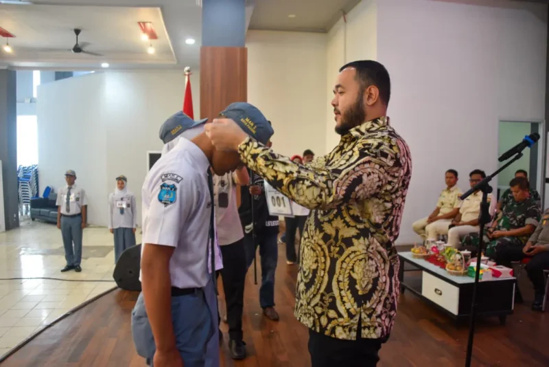 Wali Kota Padang Fadly Amran memasangkan kokarde peserta Calon Paskibraka Tingkat Kota Padang di Gedung Bagindo Aziz Chan Youth Center, Sabtu (4/4/2026). (Foto: Prokopim Padang)