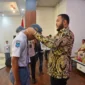 Wali Kota Padang Fadly Amran memasangkan kokarde peserta Calon Paskibraka Tingkat Kota Padang di Gedung Bagindo Aziz Chan Youth Center, Sabtu (4/4/2026). (Foto: Prokopim Padang)