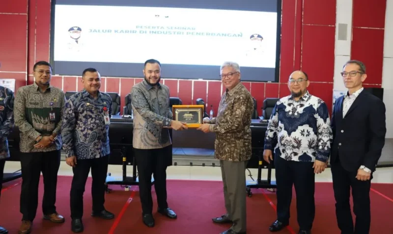 Pemko Padang bekerja sama PT MAP Aviation menggelar seminar peluang karir di Industri Penerbangan di Ruang Bagindo Aziz Chan Balai Kota Aia Pacah, Kamis (16/4/2026). (Foto: Prokopim Padang)