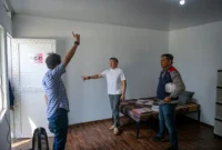 Seskab Teddy Indra Wijaya bersama Direktur Utama PT KAI, Bobby Rasyidin meninjau langsung progres pembangunan hunian layak warga di sekitar Stasiun Pasar Senen, Sabtu (25/4/2026). (Foto: BPMI Setpres)