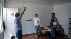 Seskab Teddy Indra Wijaya bersama Direktur Utama PT KAI, Bobby Rasyidin meninjau langsung progres pembangunan hunian layak warga di sekitar Stasiun Pasar Senen, Sabtu (25/4/2026). (Foto: BPMI Setpres)