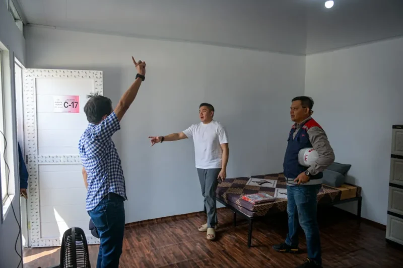Seskab Teddy Indra Wijaya bersama Direktur Utama PT KAI, Bobby Rasyidin meninjau langsung progres pembangunan hunian layak warga di sekitar Stasiun Pasar Senen, Sabtu (25/4/2026). (Foto: BPMI Setpres)