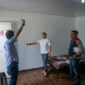 Seskab Teddy Indra Wijaya bersama Direktur Utama PT KAI, Bobby Rasyidin meninjau langsung progres pembangunan hunian layak warga di sekitar Stasiun Pasar Senen, Sabtu (25/4/2026). (Foto: BPMI Setpres)