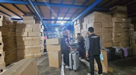 Kemenhaj melakukan inspeksi mendadak ke sejumlah penyedia koper untuk memastikan produksi berjalan sesuai rencana. (Foto: Kemenhaj)