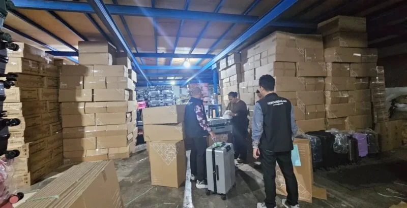 Kemenhaj melakukan inspeksi mendadak ke sejumlah penyedia koper untuk memastikan produksi berjalan sesuai rencana. (Foto: Kemenhaj)
